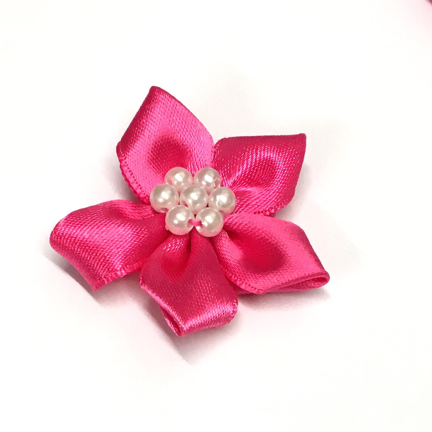 10 Satinband-Blumen in Pink Mit Perlenverzierungen | 3, 5 cm von Buttonsheduk