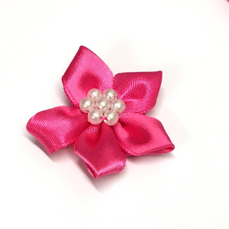 10 Satinband-Blumen in Pink Mit Perlenverzierungen | 3, 5 cm von Buttonsheduk