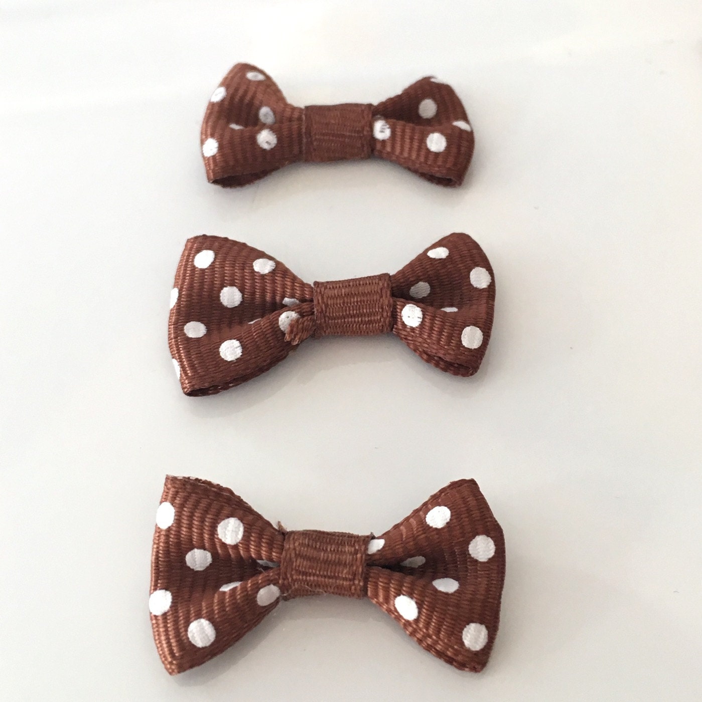 Brown Dotty Ripsband Bögen Kartendekoration | 10 Stück Brown Dotty Ripsband Bögen Kartendekoration | 10 Stück von Buttonsheduk