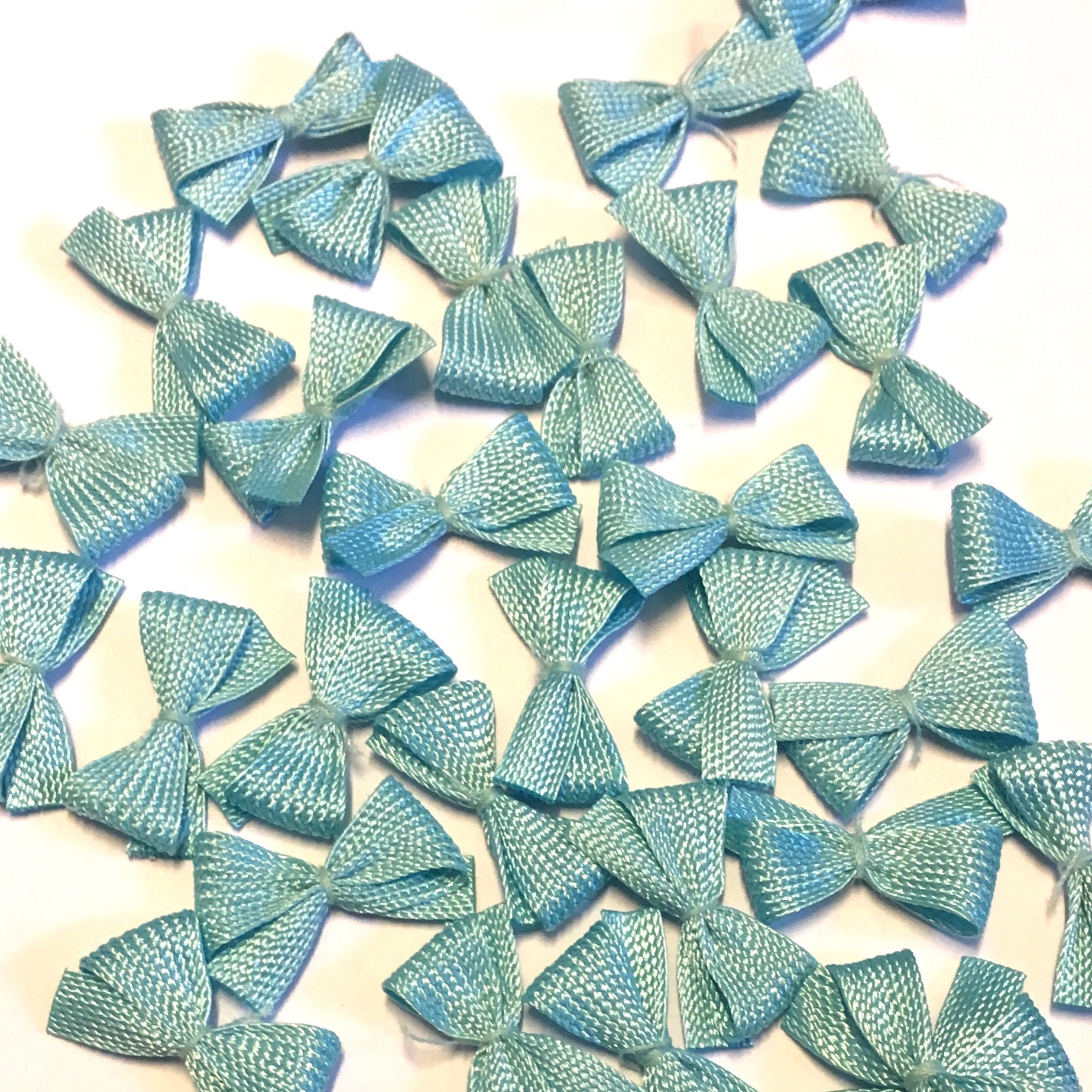 Hellblaue Schleifen 10 Mm Vorgenähte Verzierungen, 20Er-Pack Hellblaue Schleifen 10 Mm Vorgenähte Verzierungen, 20Er-Pack von Buttonsheduk