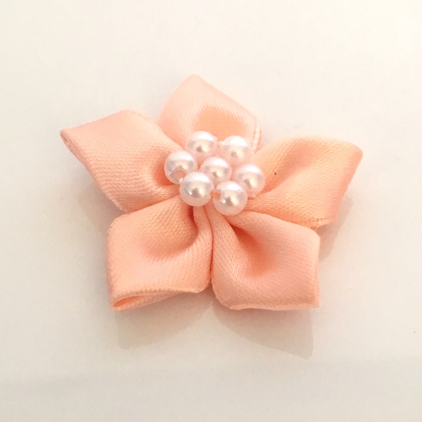 Peach Satinband Blumen Mit Perle in Der Mitte | 10, 3, 5 cm von Buttonsheduk