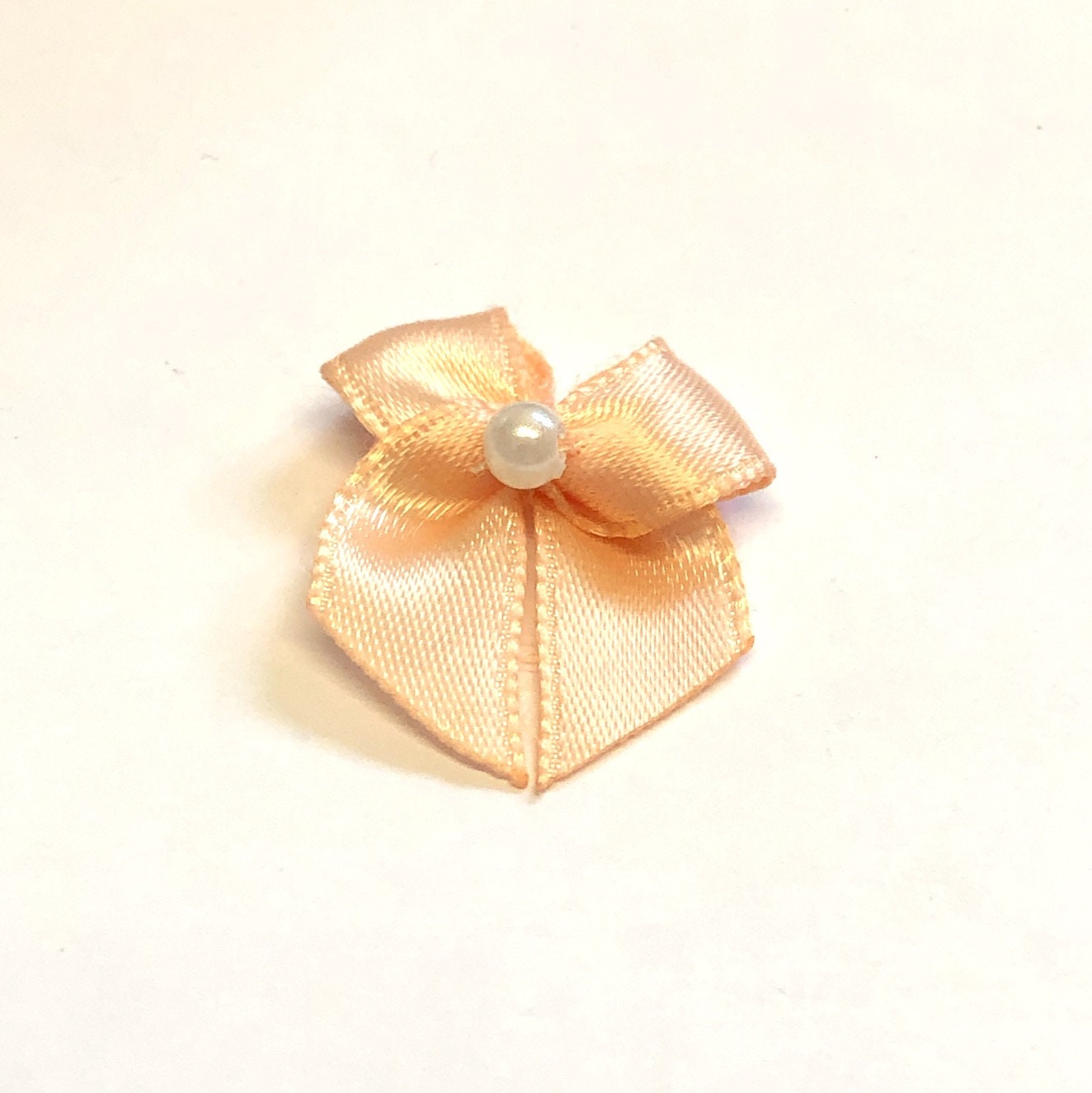 Peach Satinband Bögen Mit Perle in Der Mitte | 10, 25 Mm Peach Satinband Bögen Mit Perle in Der Mitte | 10, 25 Mm von Buttonsheduk