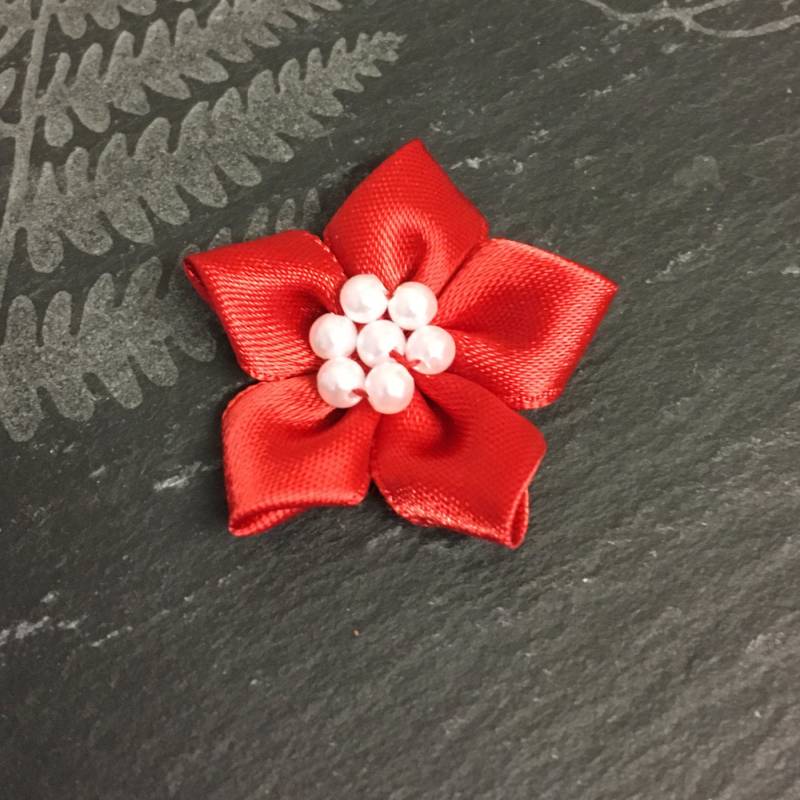 Rote Satinband-Rosetten Mit Perle | 3, 5 cm, 10 Stück von Buttonsheduk