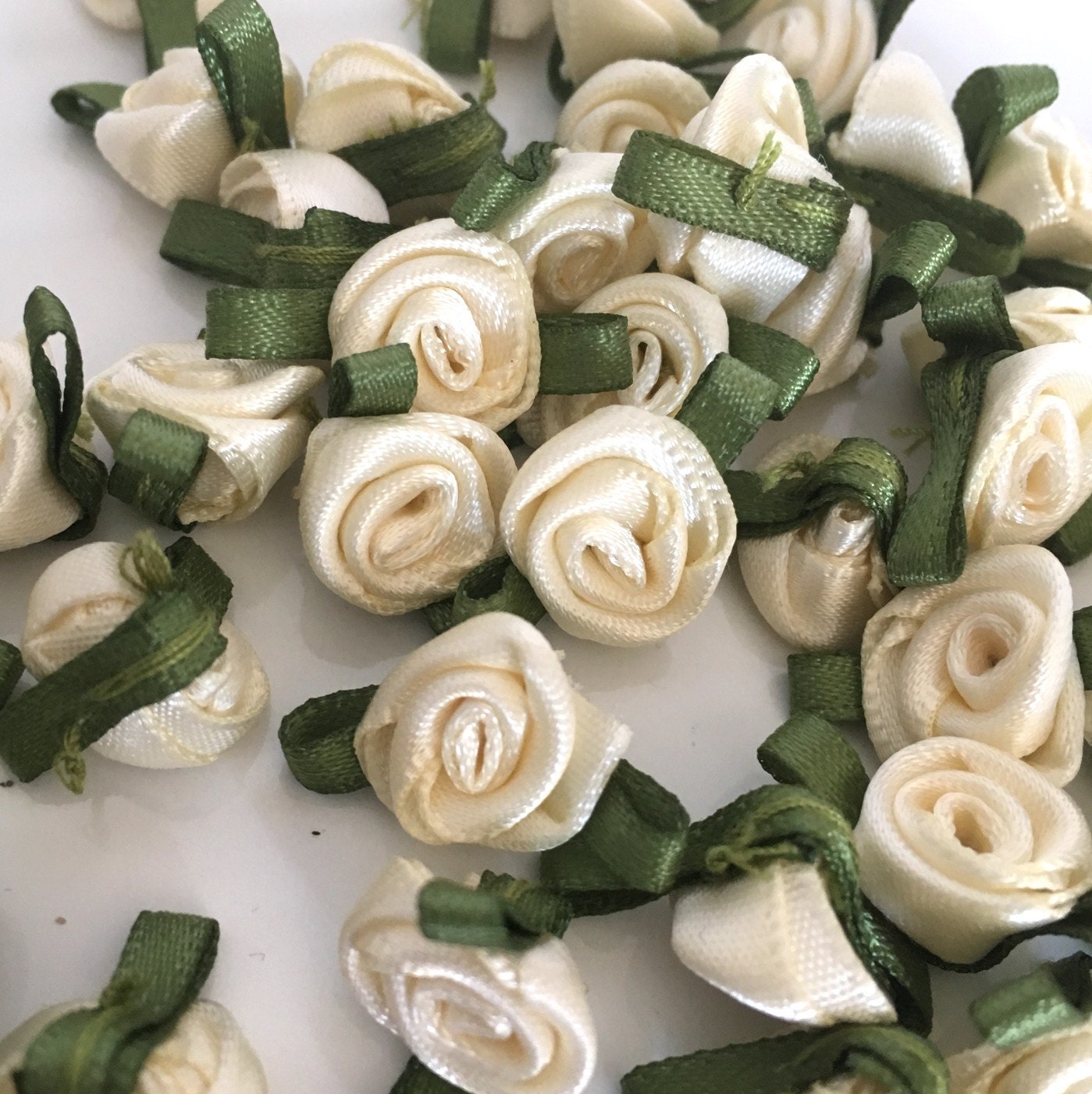 Satinband in Off White Mit Rosen Und Grünen Blättern | 10 Stück von Buttonsheduk