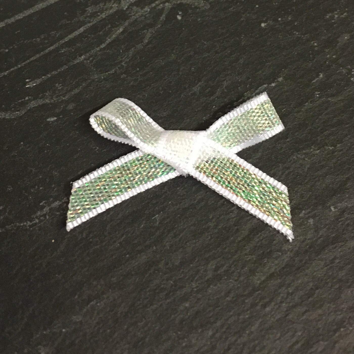 Weiße Lurexbandschleifen 7 Mm Bastelverzierungen | 10Er-Pack von Buttonsheduk