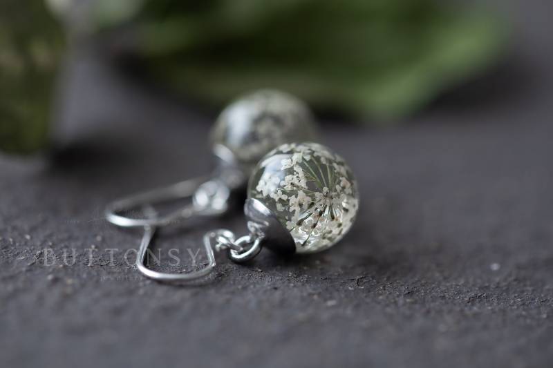 Echte Blumen Ohrringe Weiße Spitze Kugeln, Sterling Silber Ohrhänger von ButtonsyJewellery