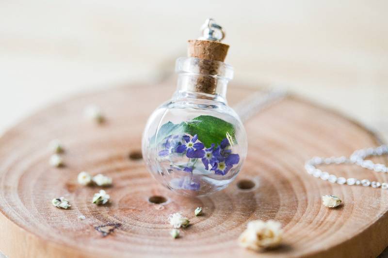 Vergissmeinnicht Halskette Getrocknete Blumen in Glaskugel, Sterling Silber von ButtonsyJewellery