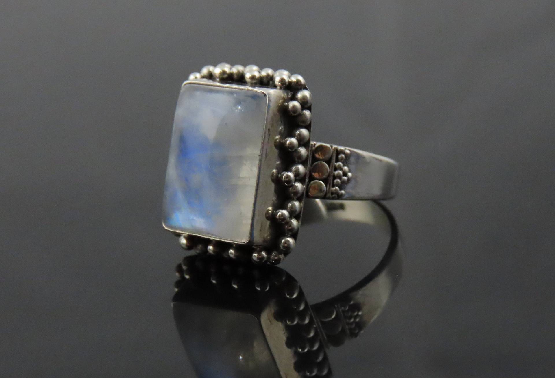 925 Silber, Regenbogen Mondstein, Bali Motiv, Damenring von BuwanaJewelry
