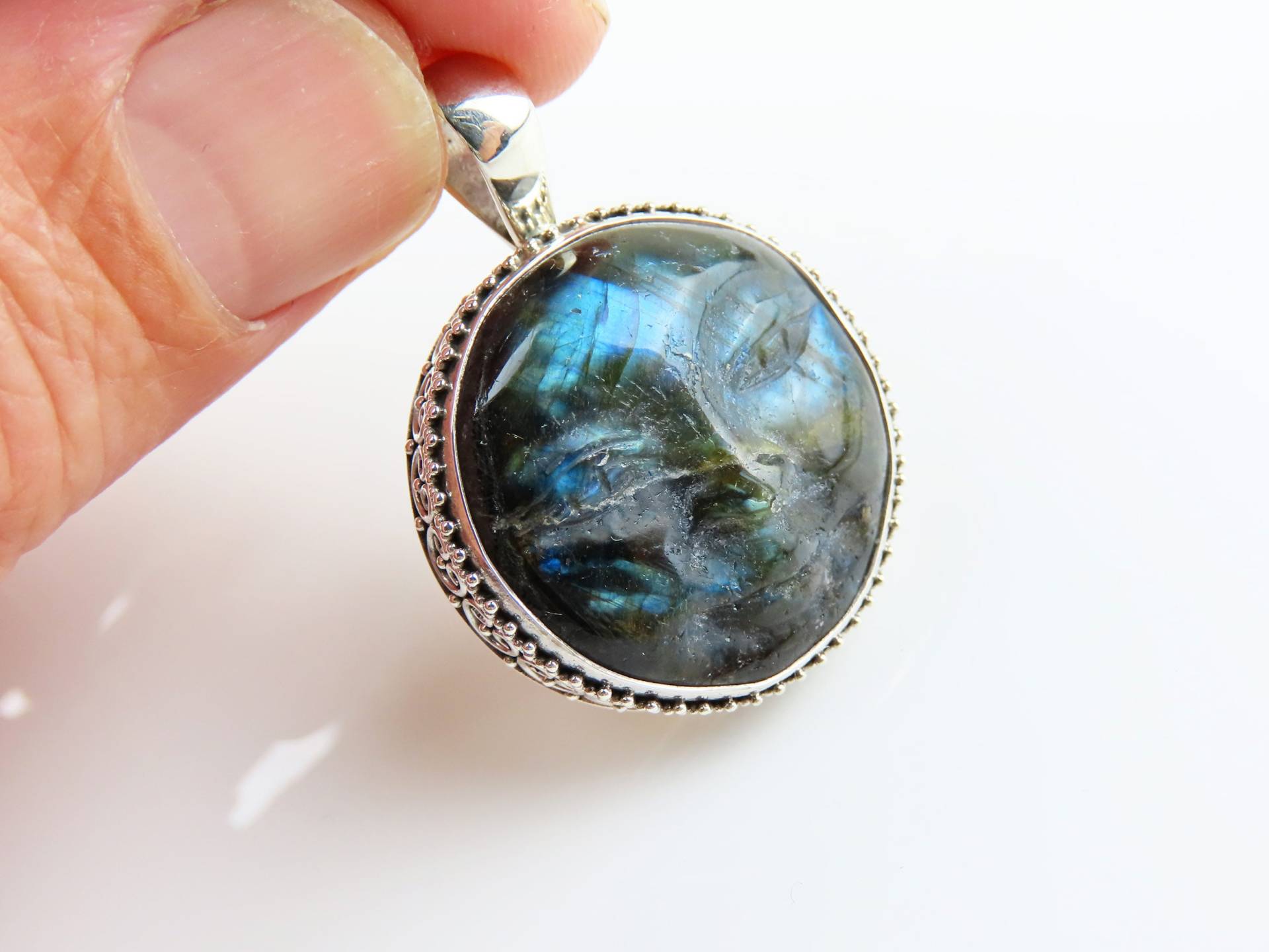 sterling Silber, Geschnitzter Labradorit, Mondgesicht, Edelstein Anhänger von BuwanaJewelry