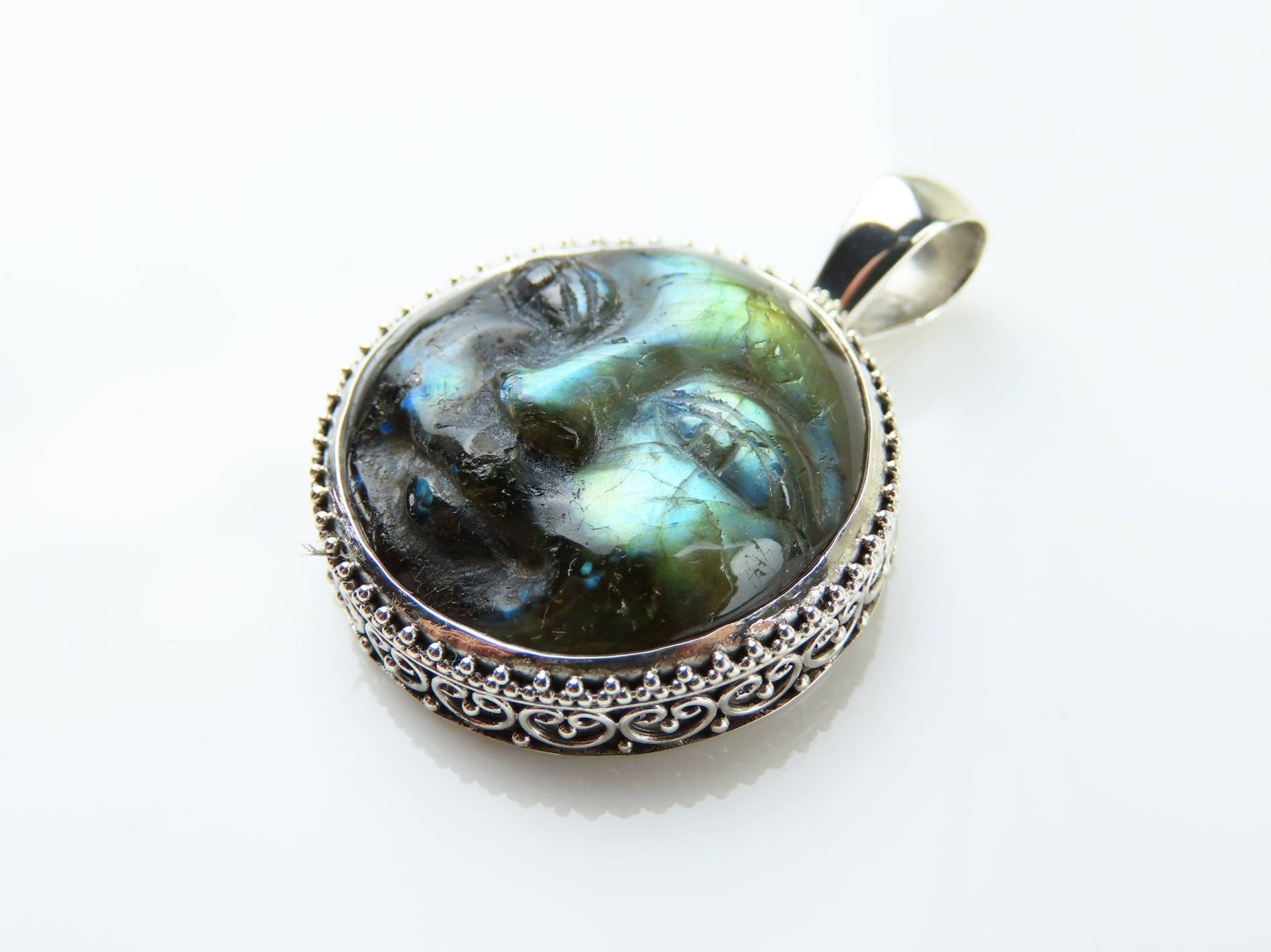 sterling Silber, Geschnitzter Labradorit, Runde Form, Mondgesicht Anhänger von BuwanaJewelry