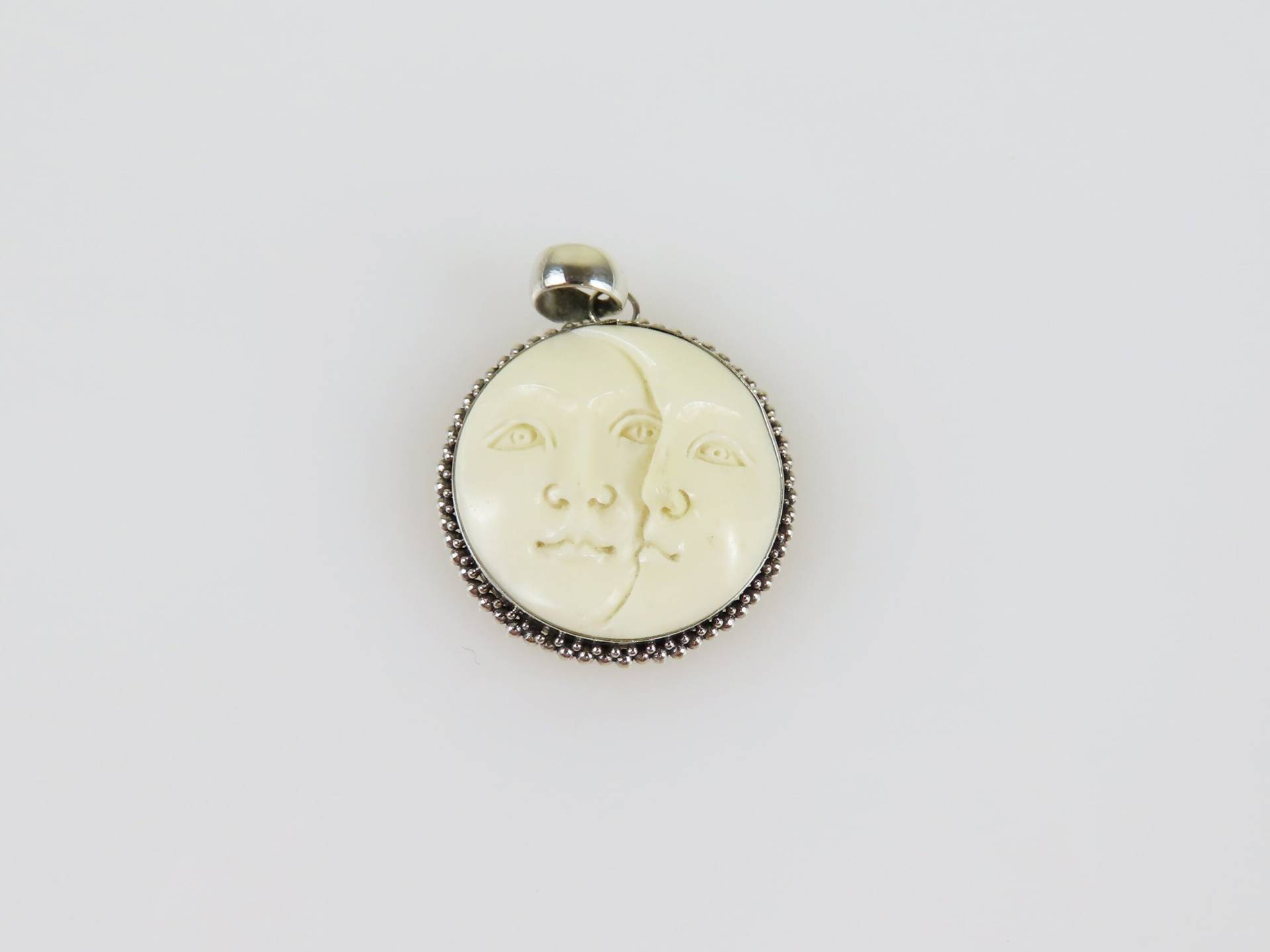 sterling Silber, Geschnitzter Ochsenknochen, Doppeltes Mondgesicht, Runder Anhänger von BuwanaJewelry