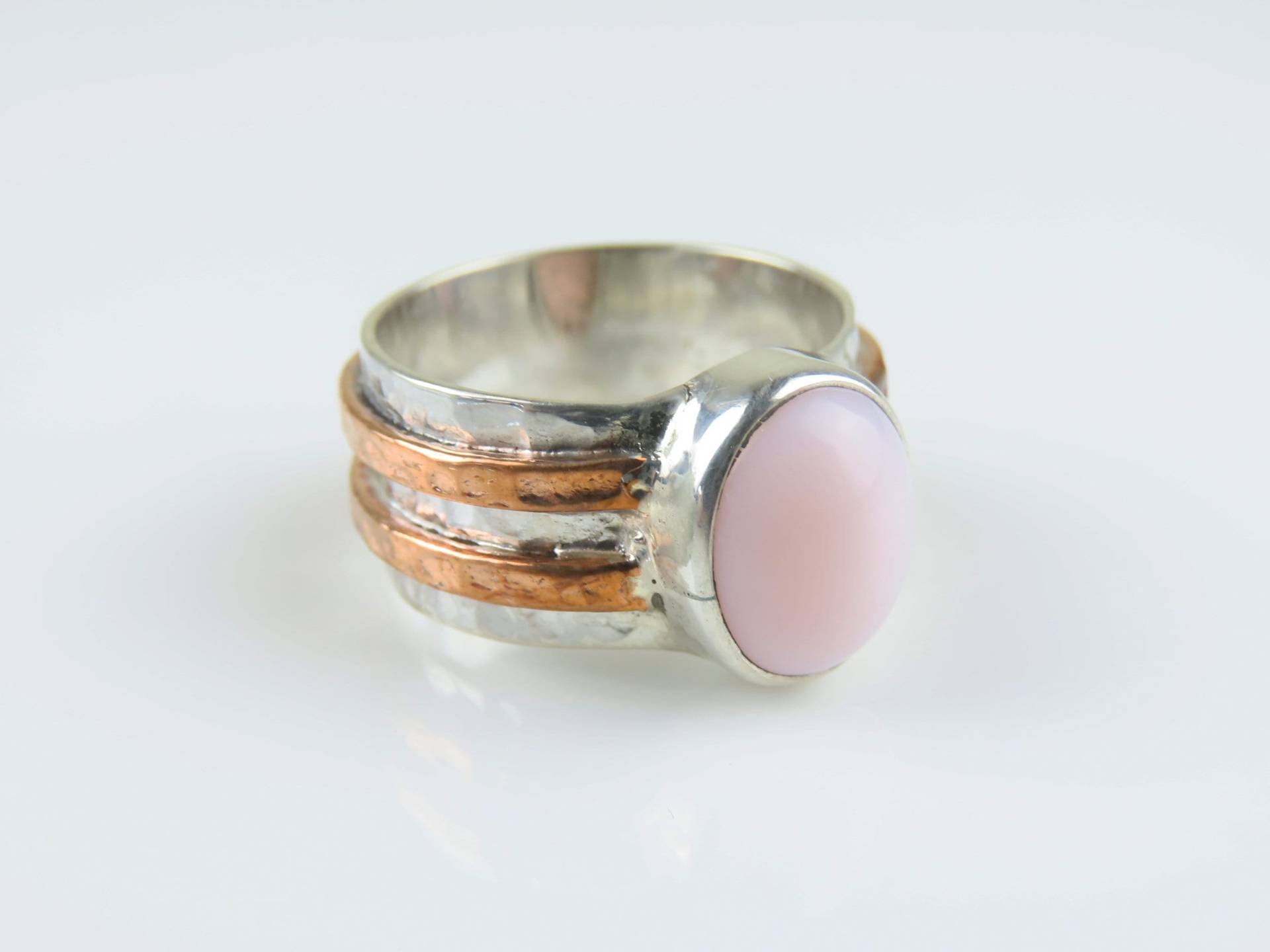 sterling Silber, Kupfer, Gehämmertes Band, Pink Opal, Edelstein Ring von BuwanaJewelry