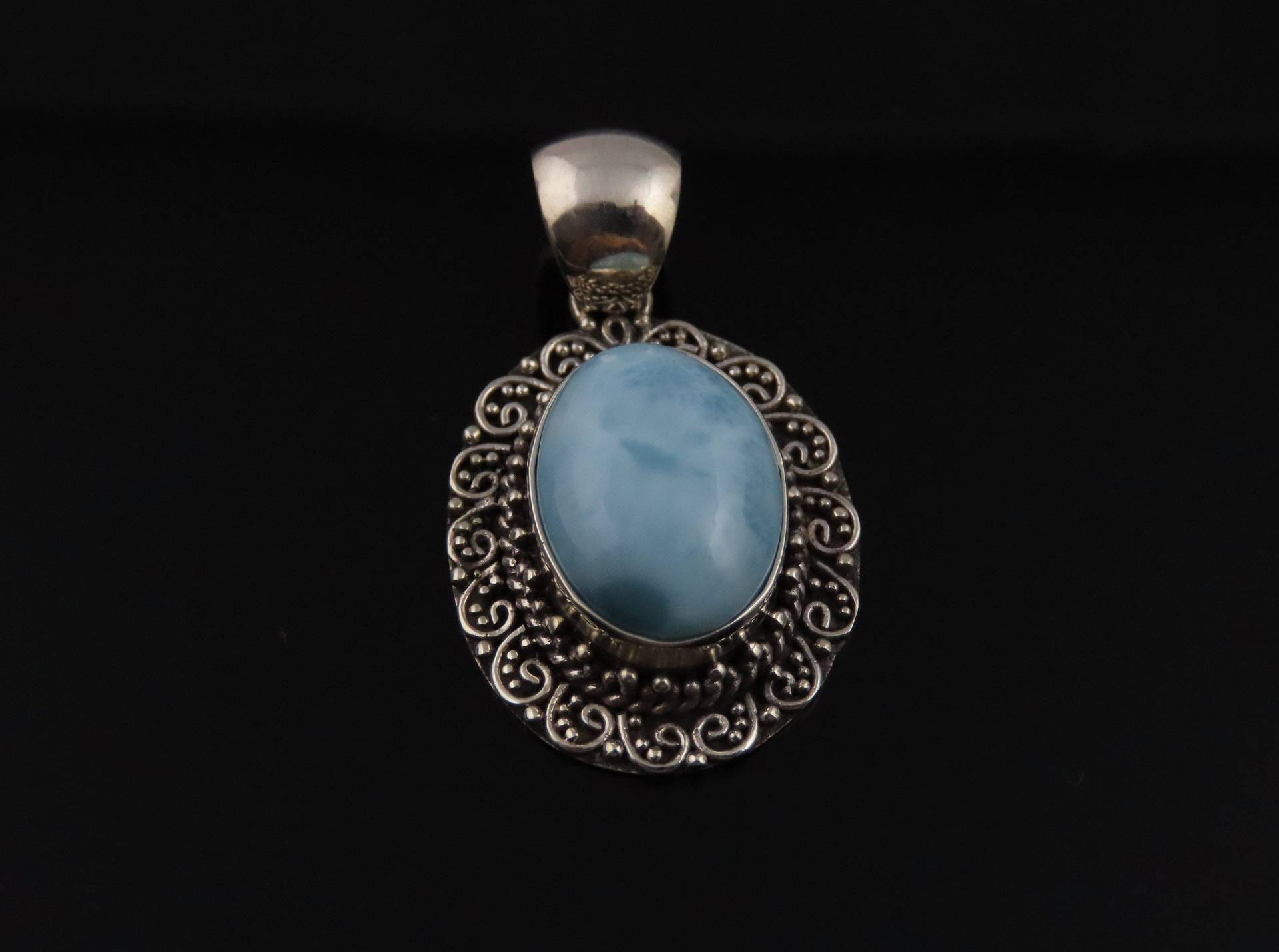 sterling Silber, Larimar Edelstein, Bali Motiv Anhänger von BuwanaJewelry