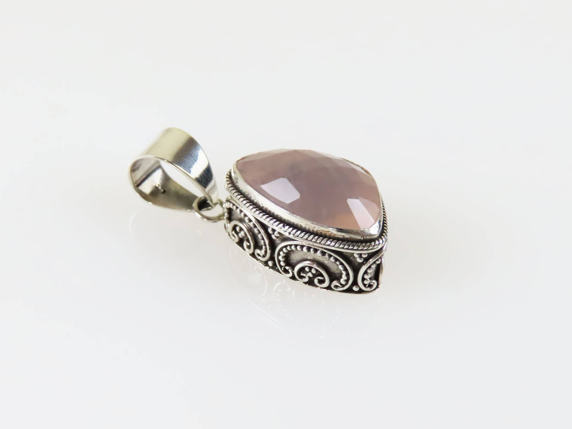sterling Silber, Rosenquarz, Bali Motiv, Edelstein Anhänger von BuwanaJewelry