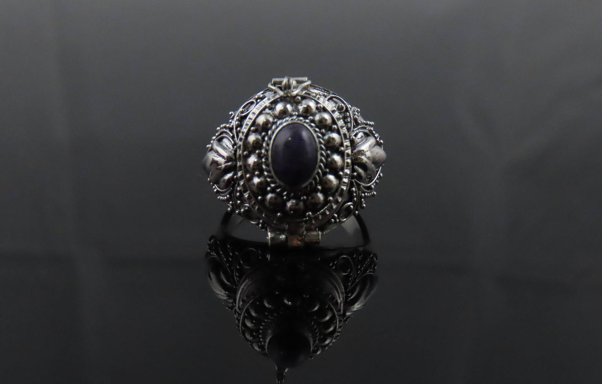 sterling Silber, Sugilith Edelstein, Medaillon Ring von BuwanaJewelry