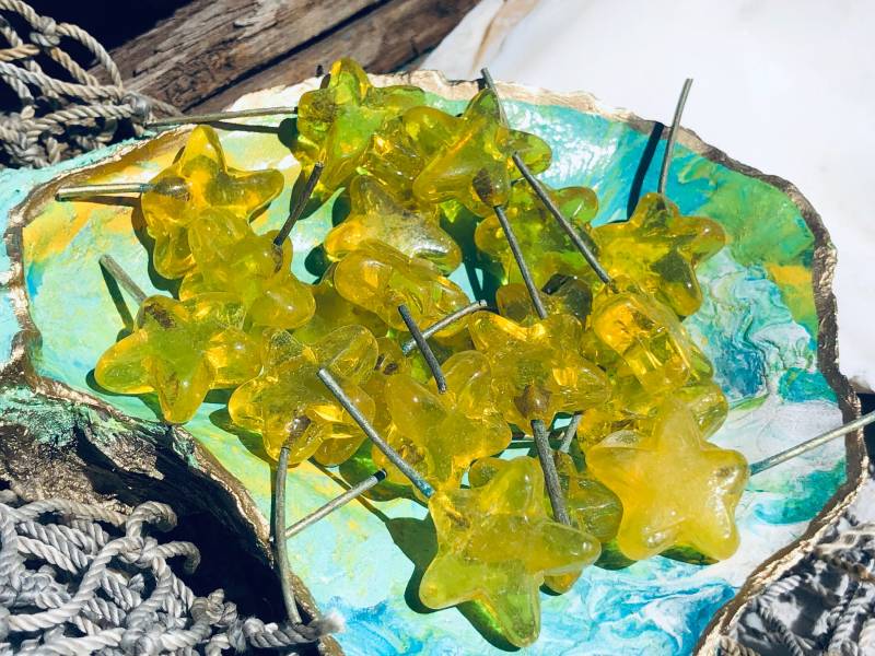 12 Stück Gelbe Glasstern Anhänger Mit Messing Draht | 28mm von BuyAFairytale