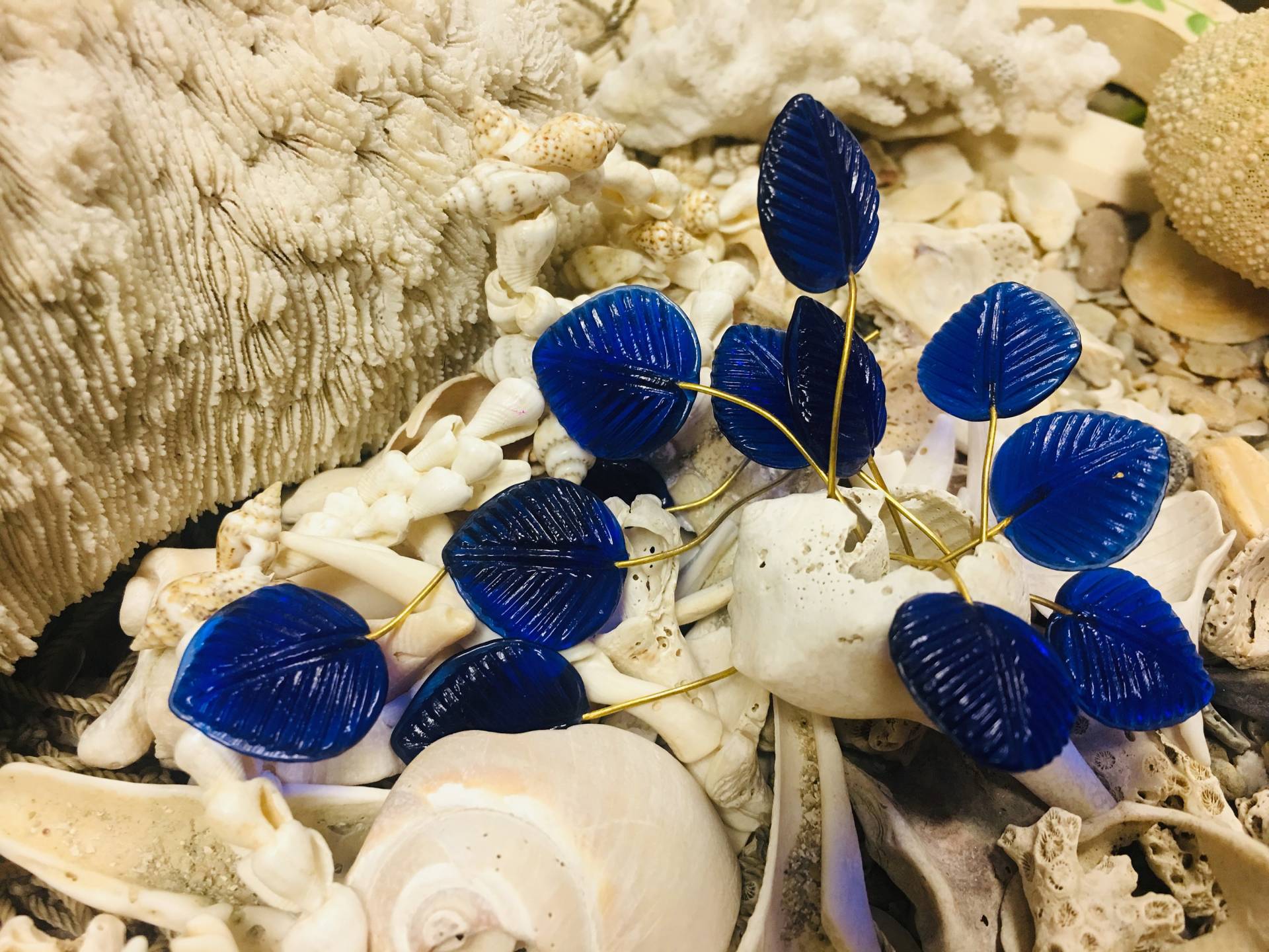 15 Glas Blatt Charms in Königsblau Mit Messing Draht von BuyAFairytale