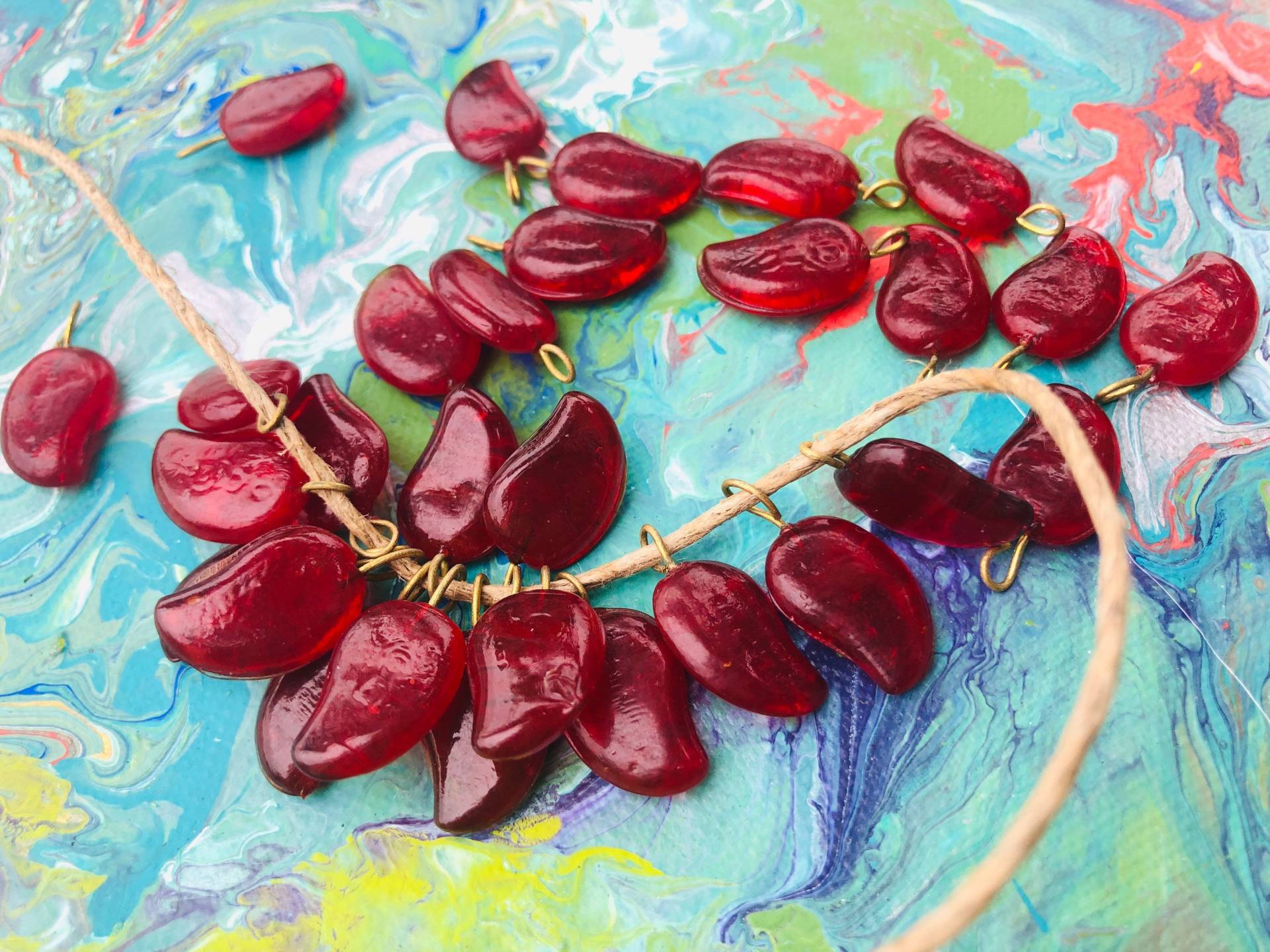 15 Stück Rote Mangoglas Anhänger Mit Messingdrahtschlaufen - Lampenarbeit von BuyAFairytale