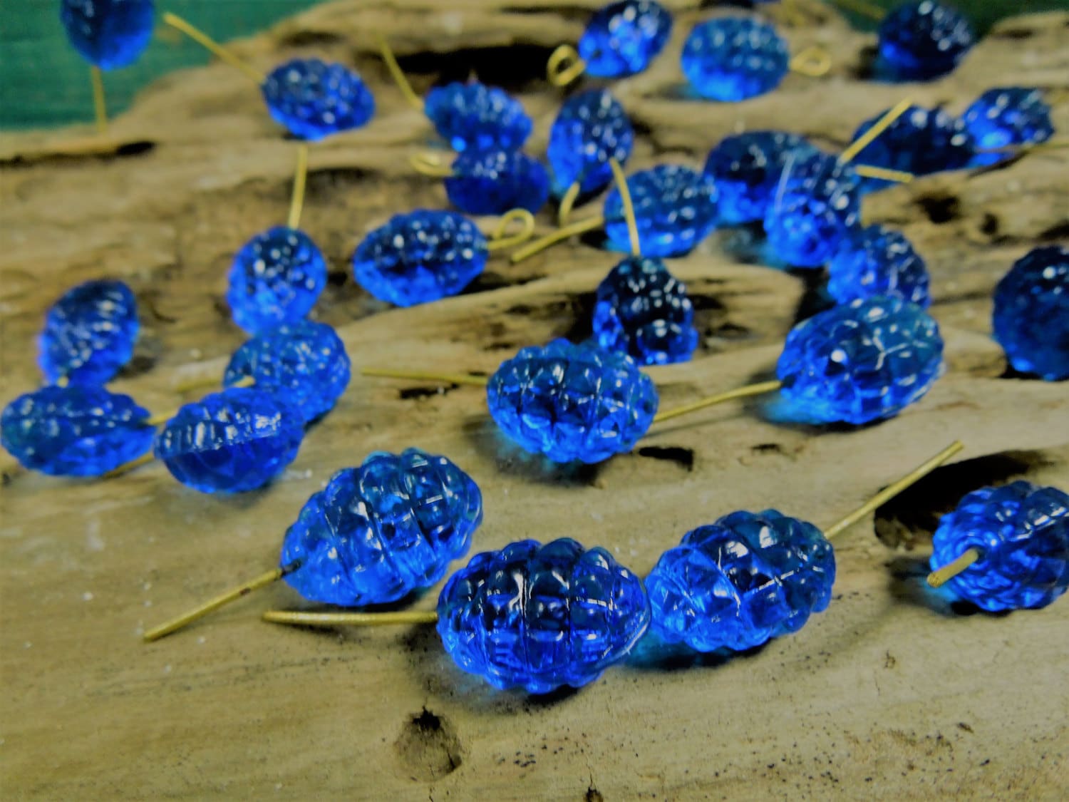 20 Blaue Glastropfen Charms Messing Draht Eingebettet, Handgemachte Zubehör von BuyAFairytale