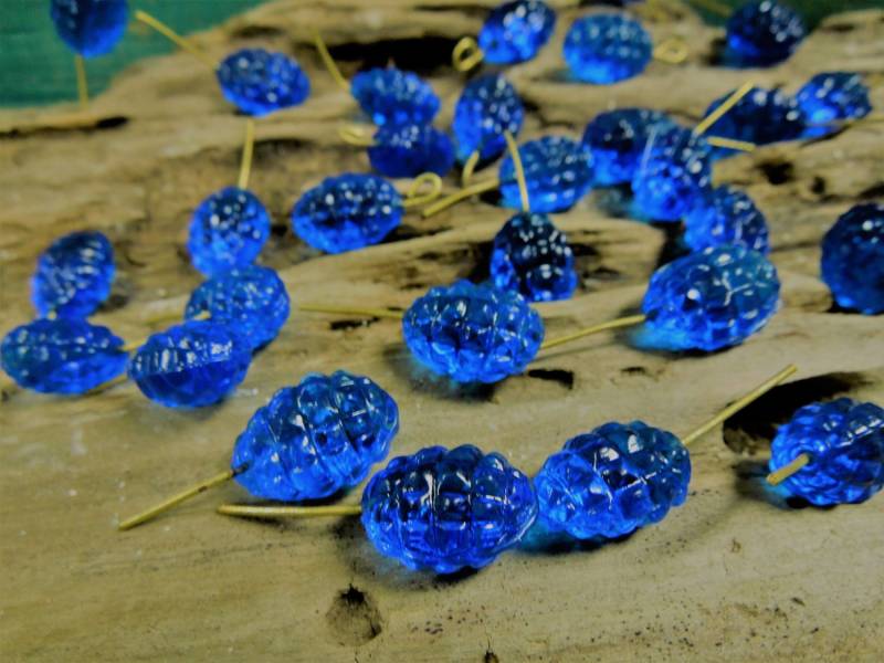 20 Blaue Glastropfen Charms Messing Draht Eingebettet, Handgemachte Zubehör von BuyAFairytale