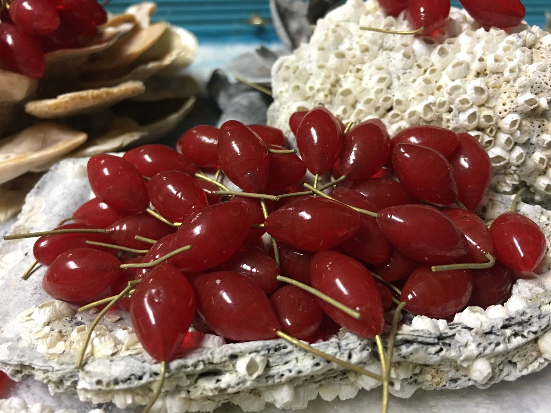 20 Rote Glastropfen Perlen Messingdraht Headpins, Handgemachte Anhänger von BuyAFairytale