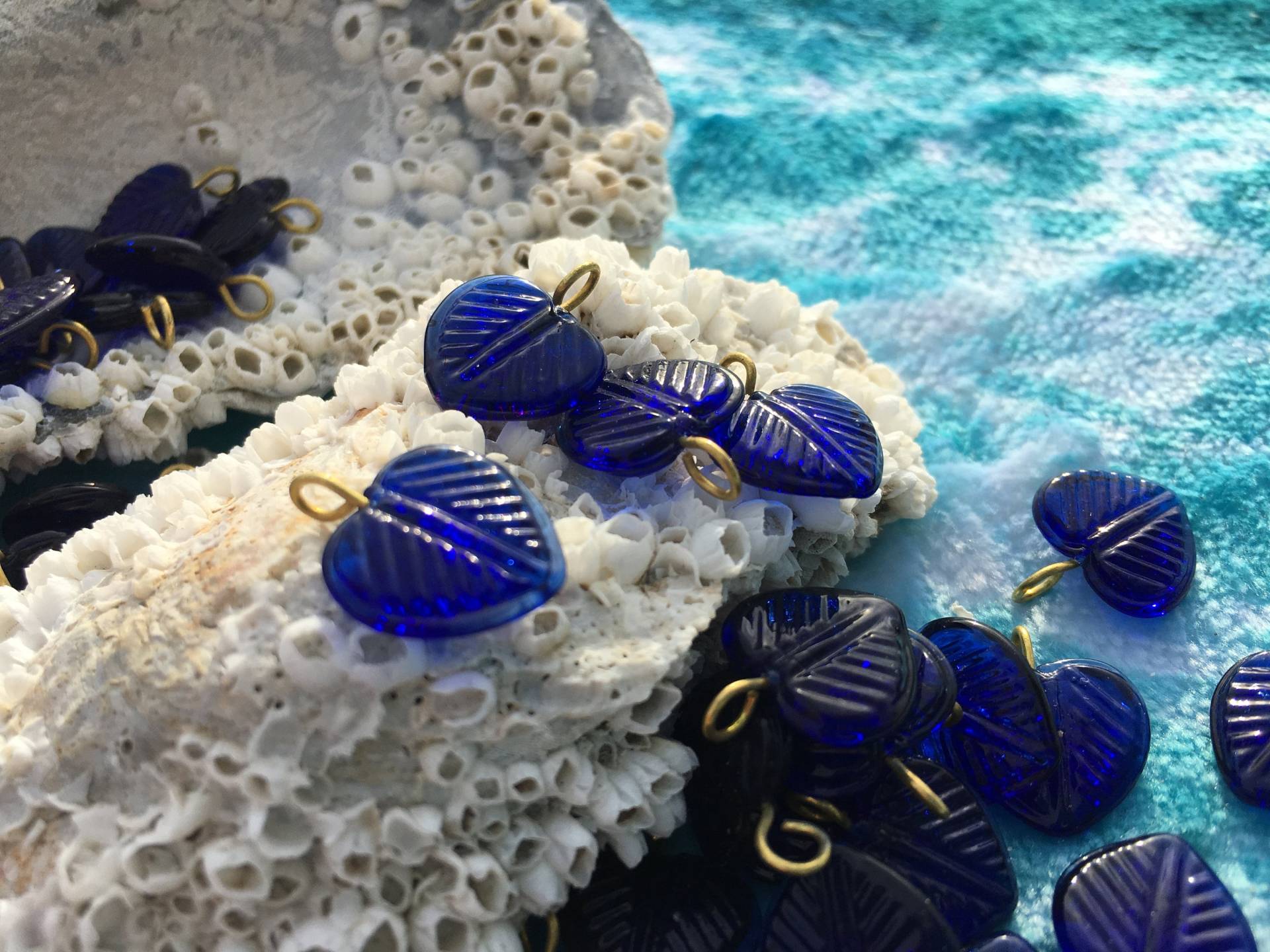 20 Stück Lucite Blau Blatt Anhänger Mit Messing Draht | 15mm von BuyAFairytale