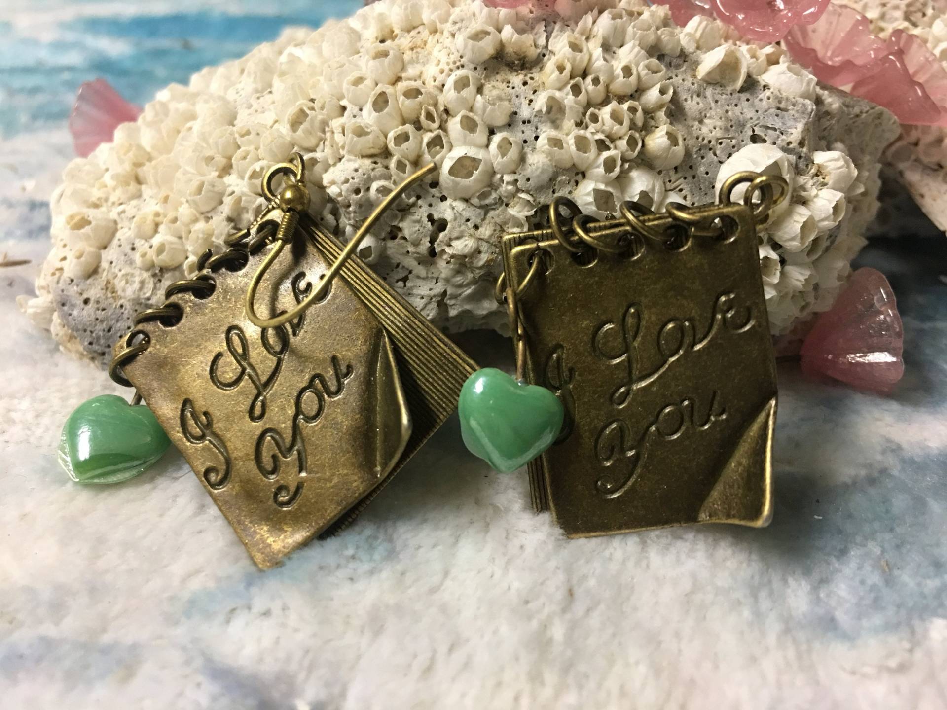 "Antike Bronze "I Love You" Buch Ohrringe Mit Grünem Herz." von BuyAFairytale