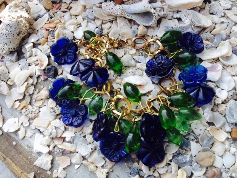 Blau Und Grün Glas Perlen Armband-Syroca Designs-Blumen Glasperlen-Syroca Designs von BuyAFairytale