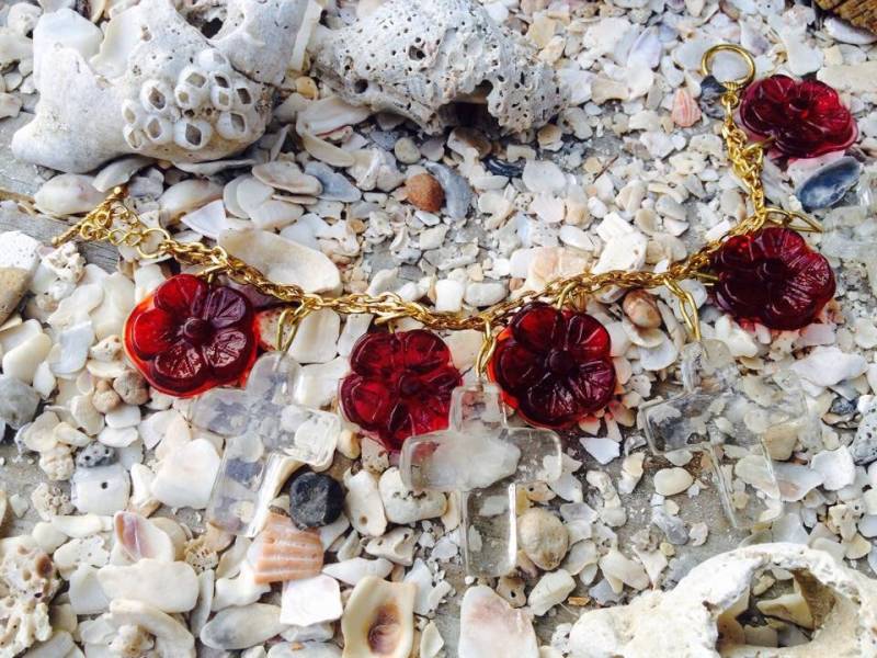 Christliches Kreuz Bettelarmband Kirschrote Glasblumenperlen von BuyAFairytale