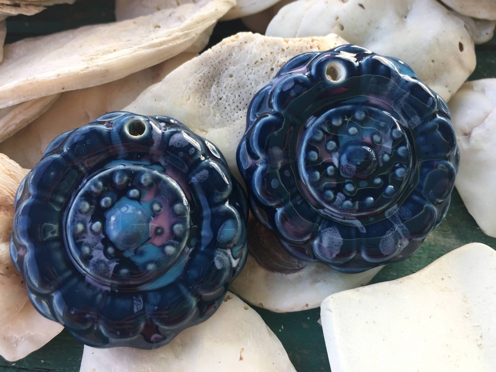 Glasierte Porzellan Blume Anhänger Handbemalte Keramik | 52x55x18mm von BuyAFairytale