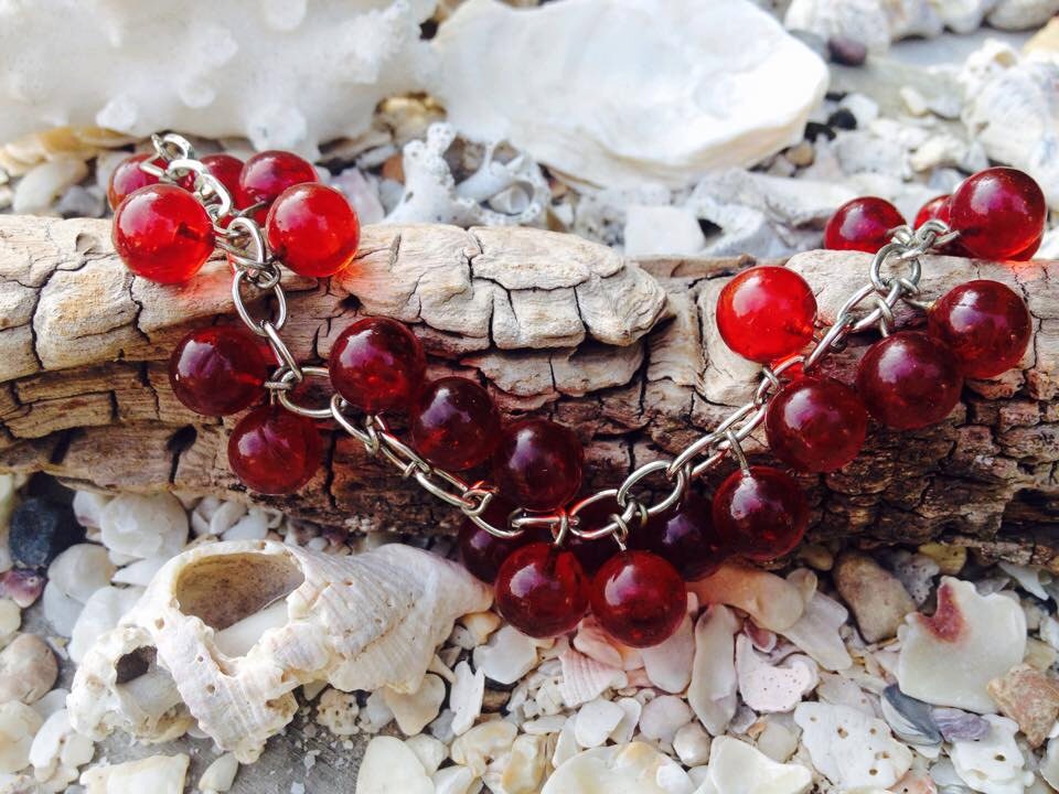 Kirschrotes Glasperlenarmband - 23 cm von BuyAFairytale