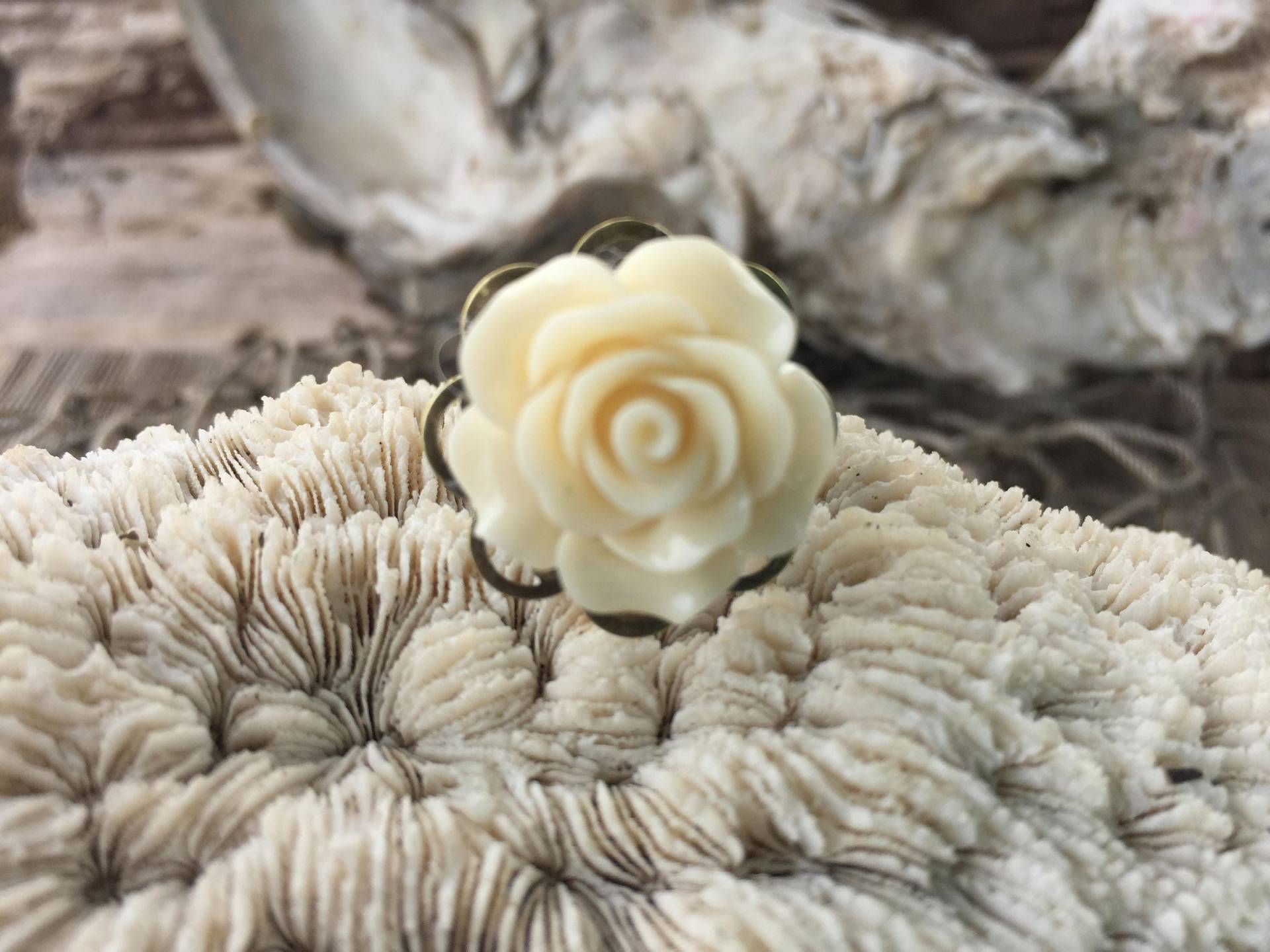 Rosa Harz-Blume-Ring Einstellbare Antique Messing Filigree von BuyAFairytale