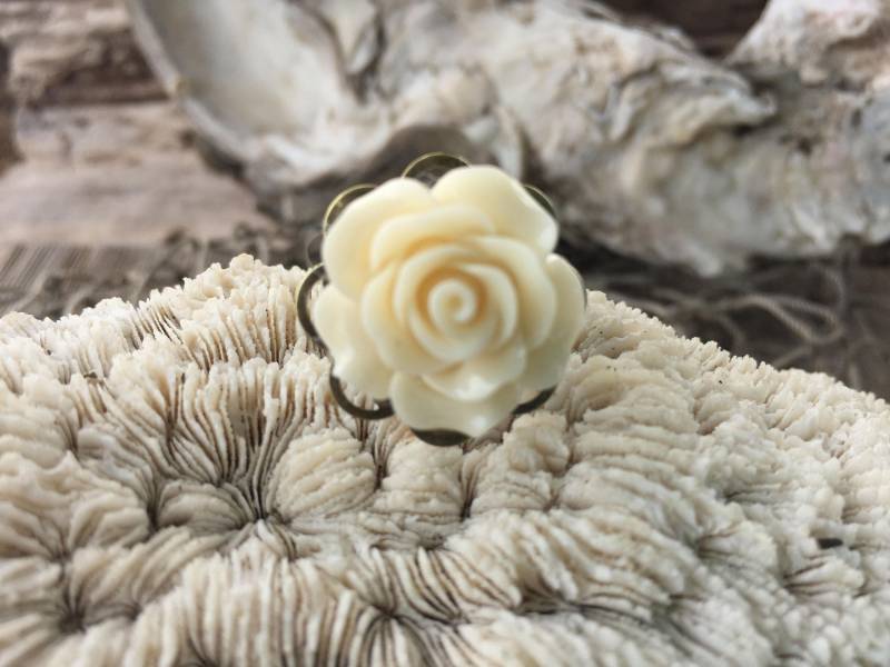 Rosa Harz-Blume-Ring Einstellbare Antique Messing Filigree von BuyAFairytale