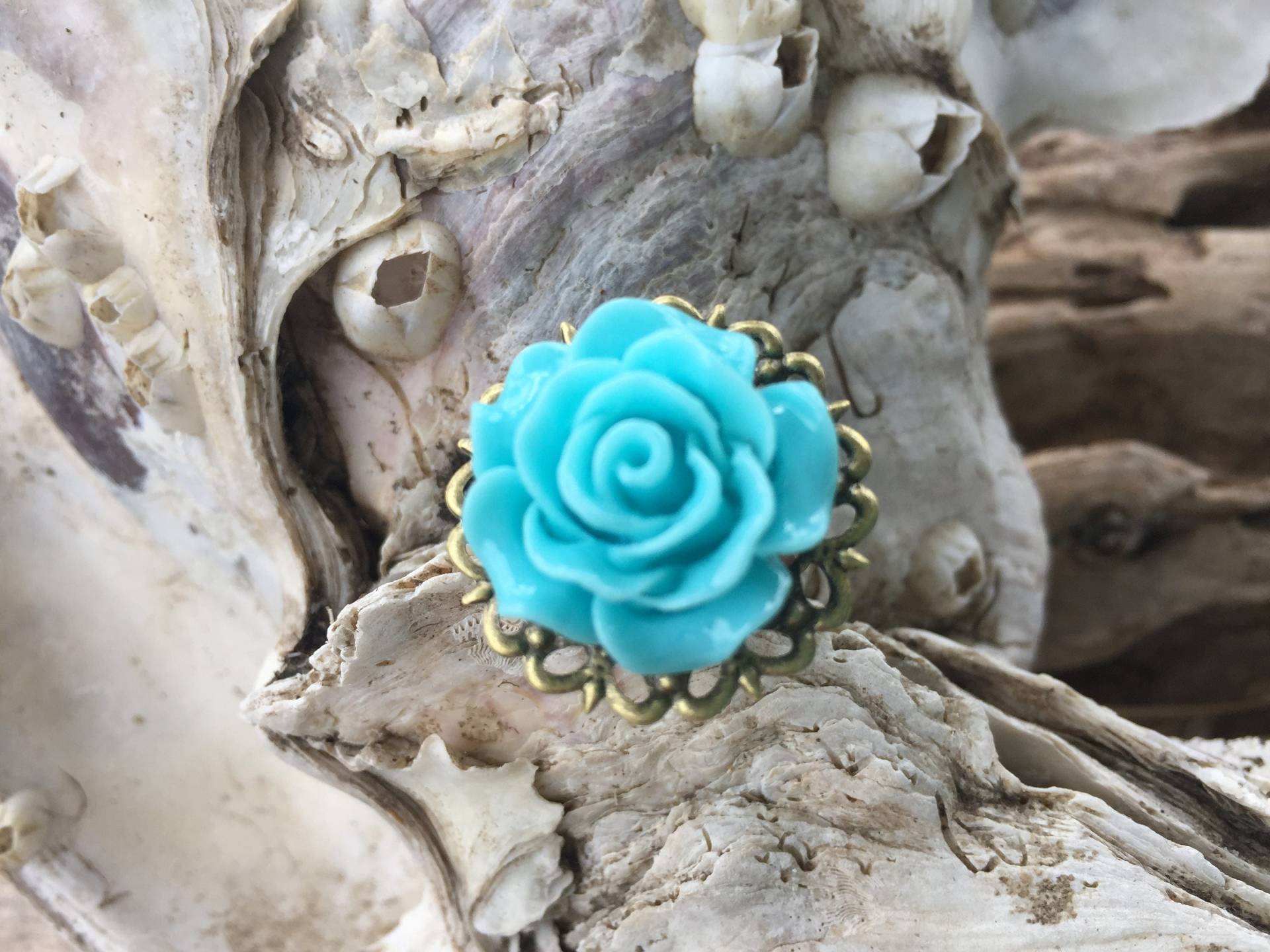 Rosa Harz-Blume-Ring Einstellbare Antique Messing Filigree von BuyAFairytale