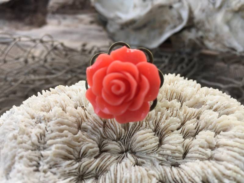 Rosa Harz-Blume-Ring Einstellbare Antique Messing Filigree von BuyAFairytale