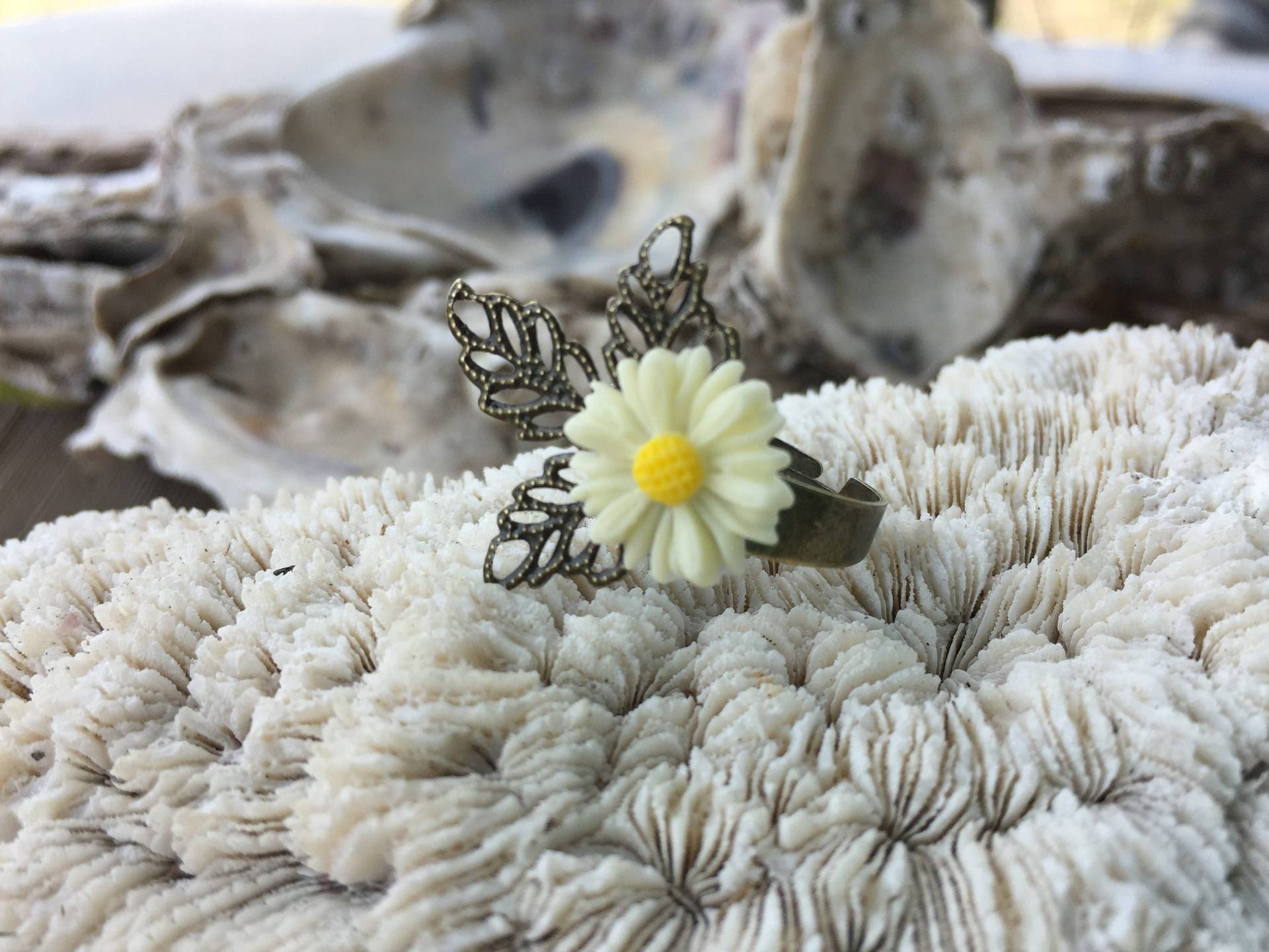 Rosa Harz Blume Ring Einstellbare Messing Filigran von BuyAFairytale