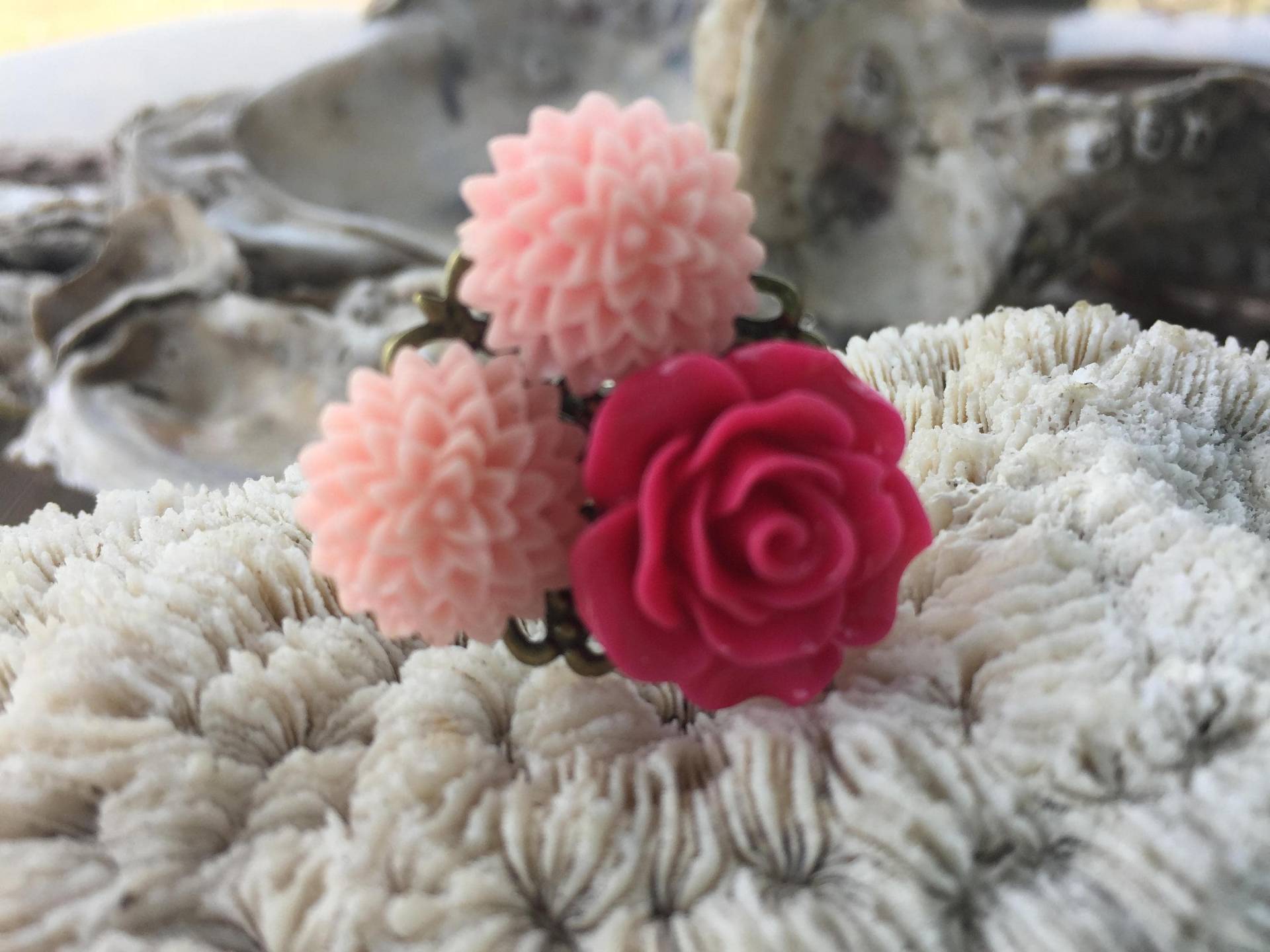 Rosa Resin Blumen-Ring Einstellbare Filigrane Band Aus Messing von BuyAFairytale