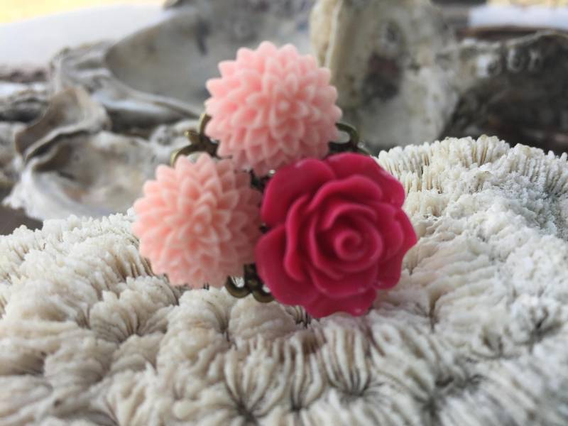 Rosa Resin Blumen-Ring Einstellbare Filigrane Band Aus Messing von BuyAFairytale