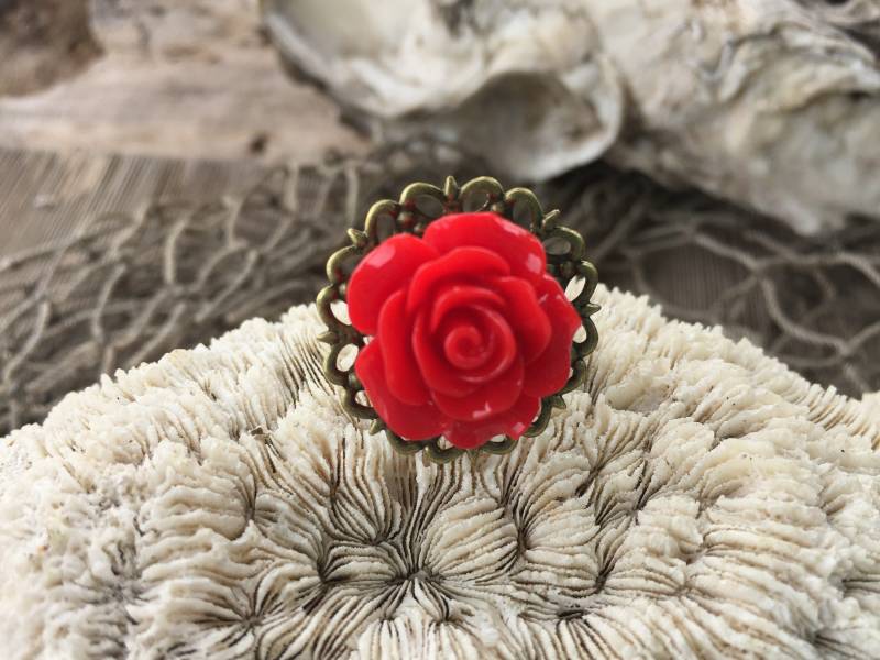 Rote Harz Rose Ring Einstellbare Antique Messing Filigree von BuyAFairytale