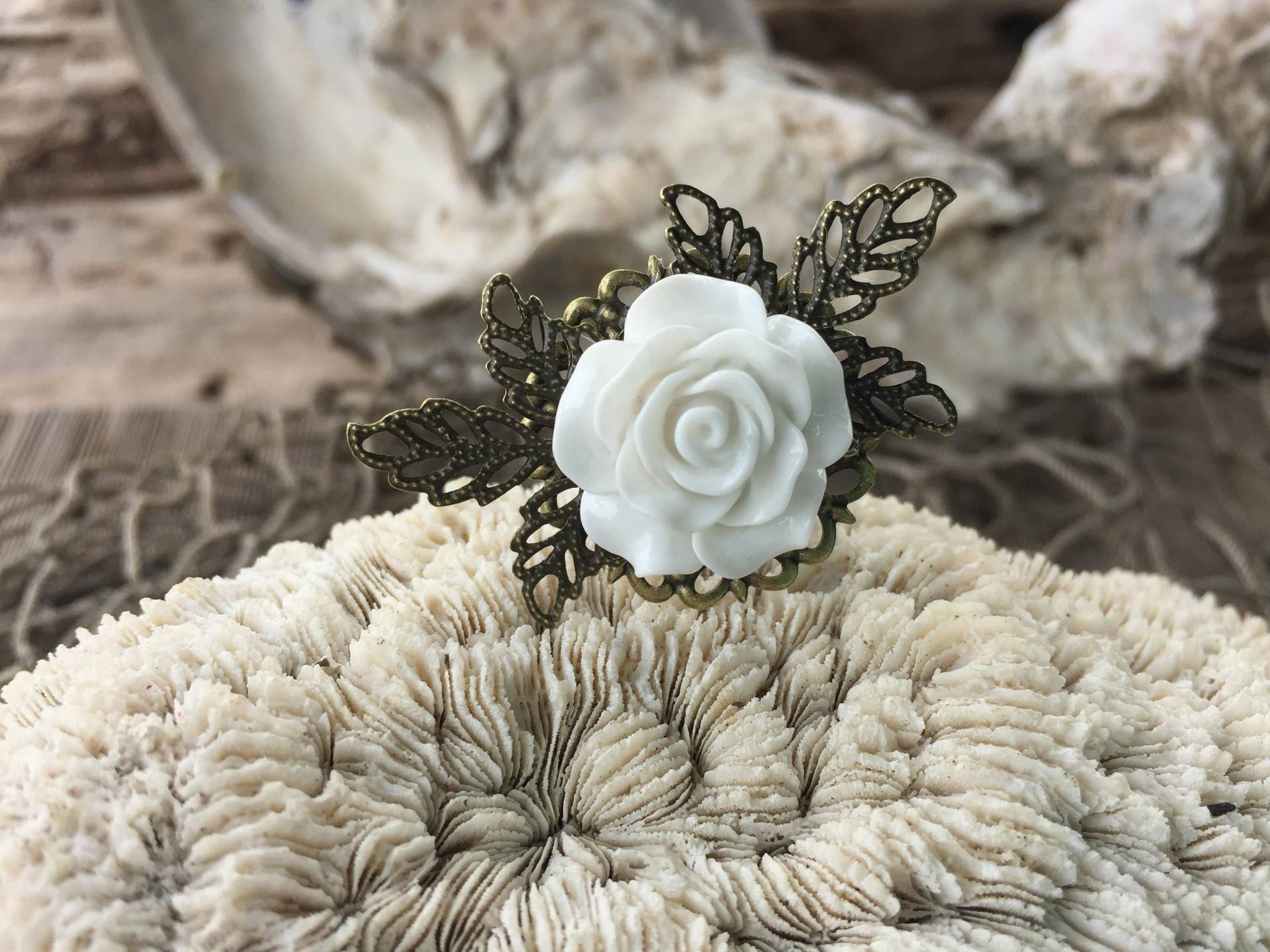 Verstellbarer Filigraner Messingring Harz-Rosenblume von BuyAFairytale