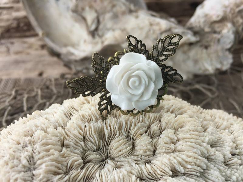 Verstellbarer Filigraner Messingring Harz-Rosenblume von BuyAFairytale