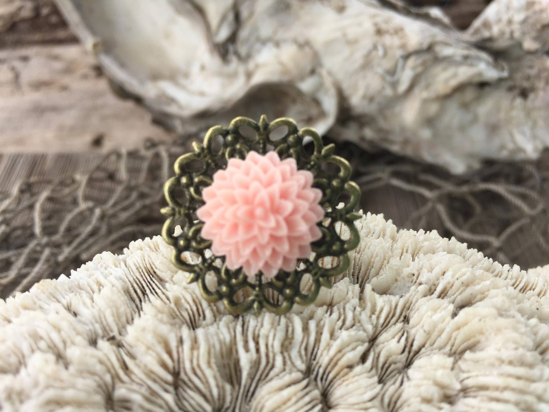 Verstellbarer Filigraner Messingring Harzblume, Vintage-stil von BuyAFairytale