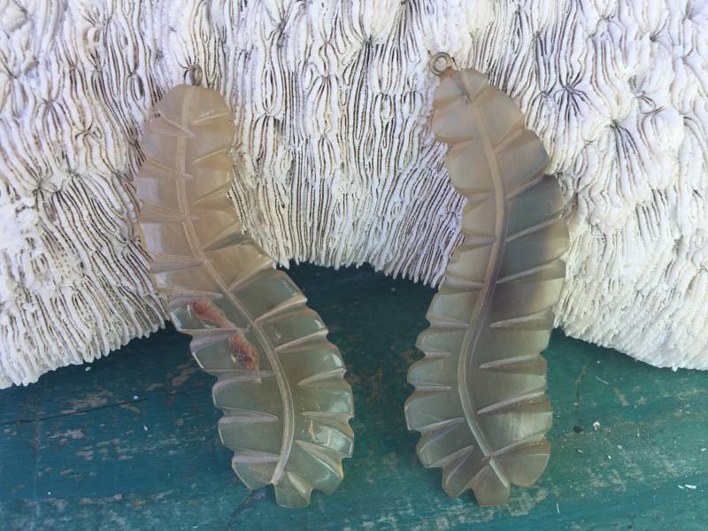 Vintage Handgeschnitzte Hornblatt Anhänger Große Rustikale Ohrring Charms von BuyAFairytale