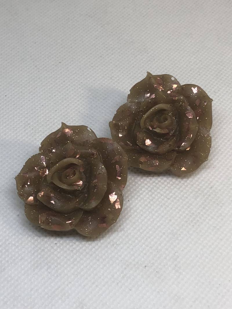 Shimmery Rose Studs Shimmery Rose Studs von BuyApeShiz
