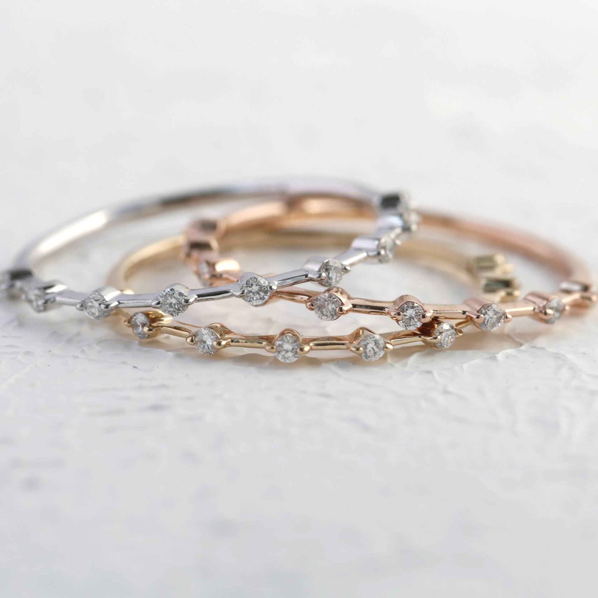 Diamant Stapelring, Set Mit 3 Ringen, Tri Color Zierlicher Halb Eternity Ring, Stapelbare Eheringe, Solid 14K 18K Gelb Weiß Rosegold von BuyArtJewels