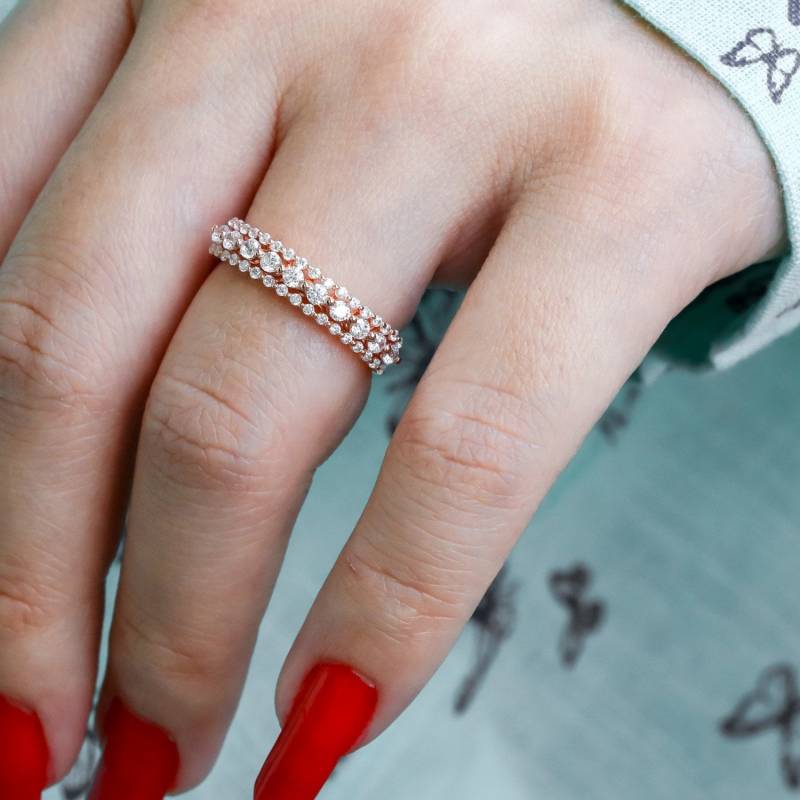 Einzigartiger Moissanit Ring, 14K Massives Goldband, Simuliertes Diamant Ehering, Dreireihige Stapelringe, Statement Jubiläumsband von BuyArtJewels