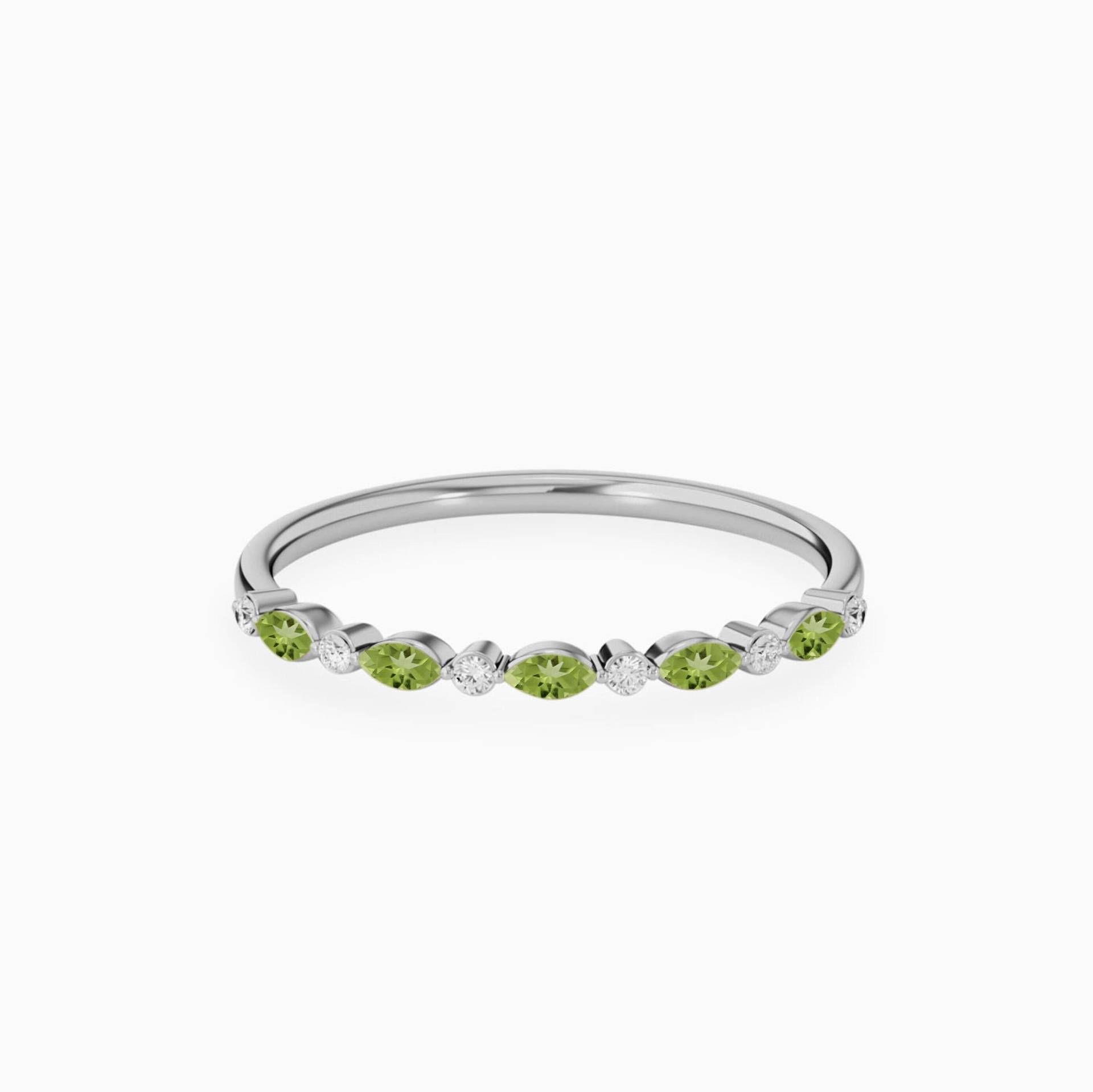 Peridot Band, Edelstein Ehering, Halbe Ewigkeit Stapelband Für Sie, Massiver 14K 18K Gold, Zierlicher Geburtsstein Stapelring von BuyArtJewels