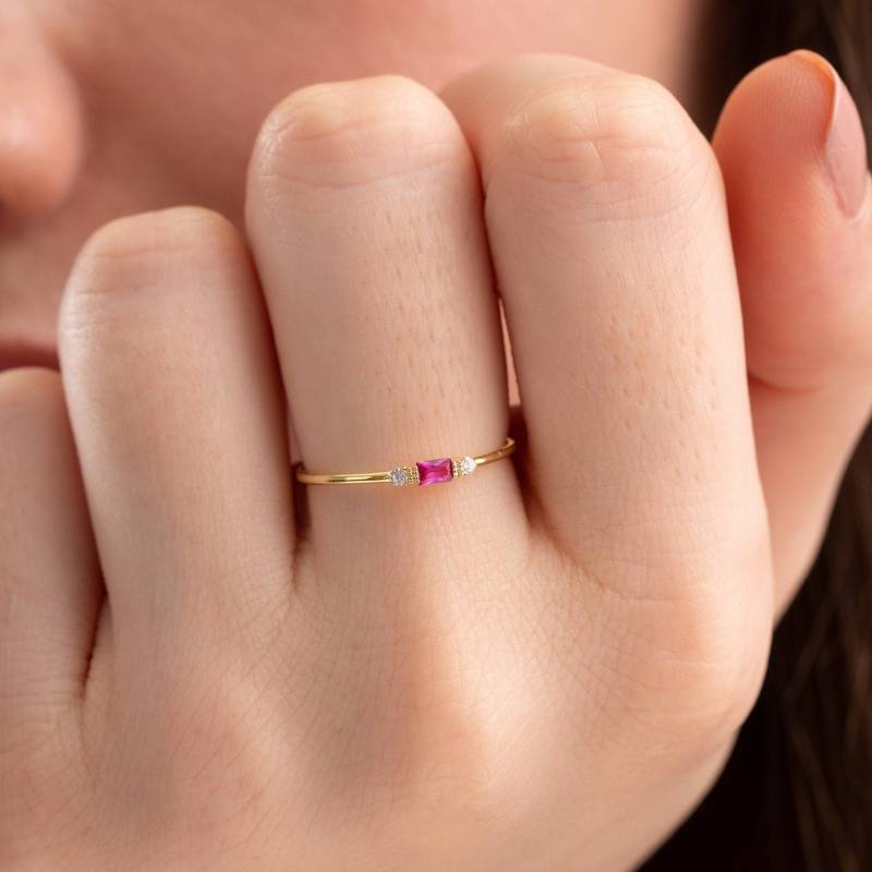 Rubin Ring, Baguette 14K Rose Gold Minimalist Stapeln Drei-Stein Rund Diamant Versprechen Geburtsstein Ring von BuyArtJewels
