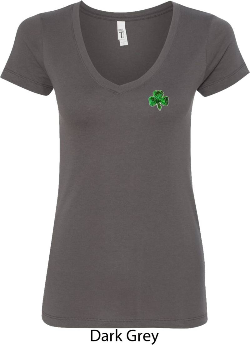 Damen St Patricks Day Kleeblatt Pailletten Patch Pocket Print V-Ausschnitt Shirt 1113217-Pp-N1540 von BuyCoolShirts