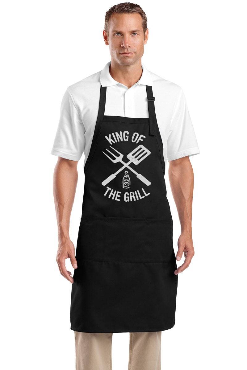 King Of The Grill Ganzer Länge Schürze Mit Taschen Kingofgrill-A700 King Of The Grill Ganzer Länge Schürze Mit Taschen Kingofgrill-A700 von BuyCoolShirts